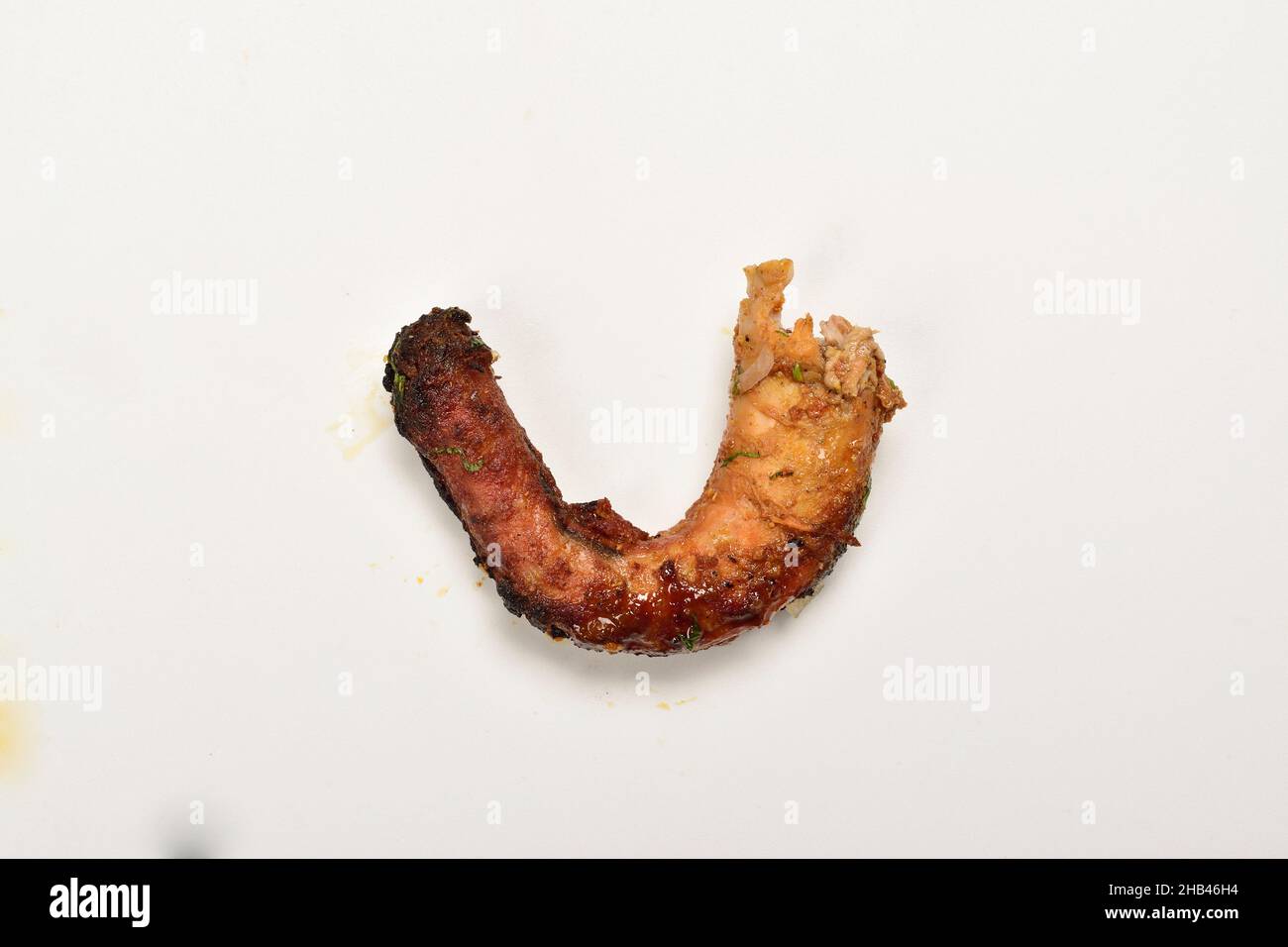 Collo di pollo arrosto isolato su sfondo bianco con sentiero di Clipping Foto Stock