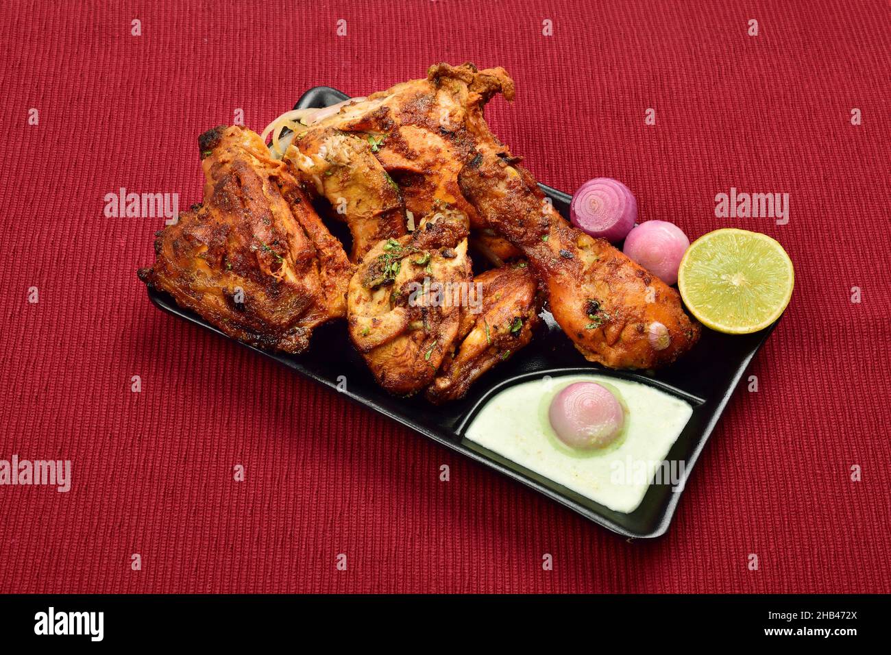 pollo tandoor con limone di cipolla e chutney Foto Stock