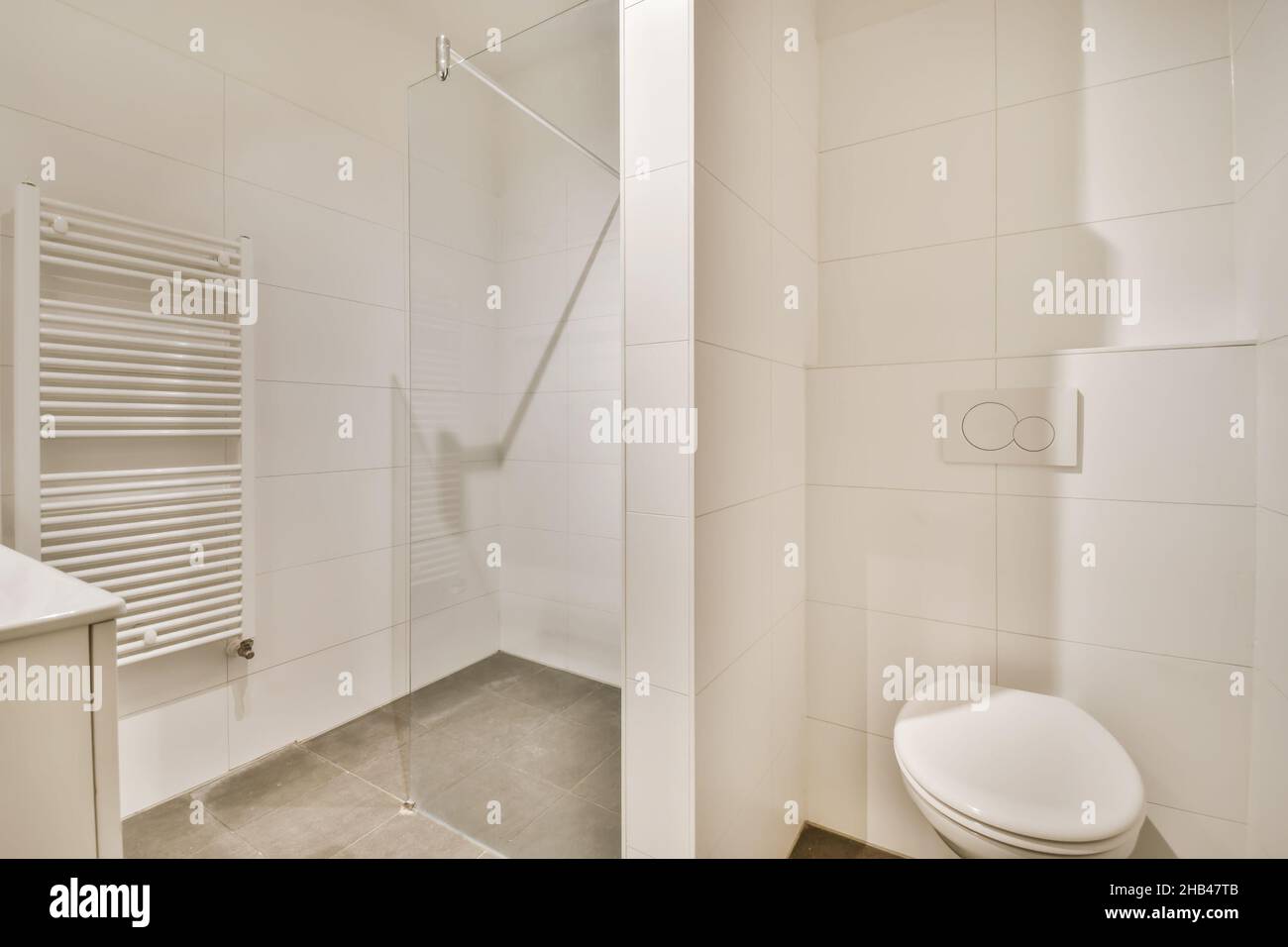 Il bagno era molto luminoso e con box doccia in vetro Foto Stock