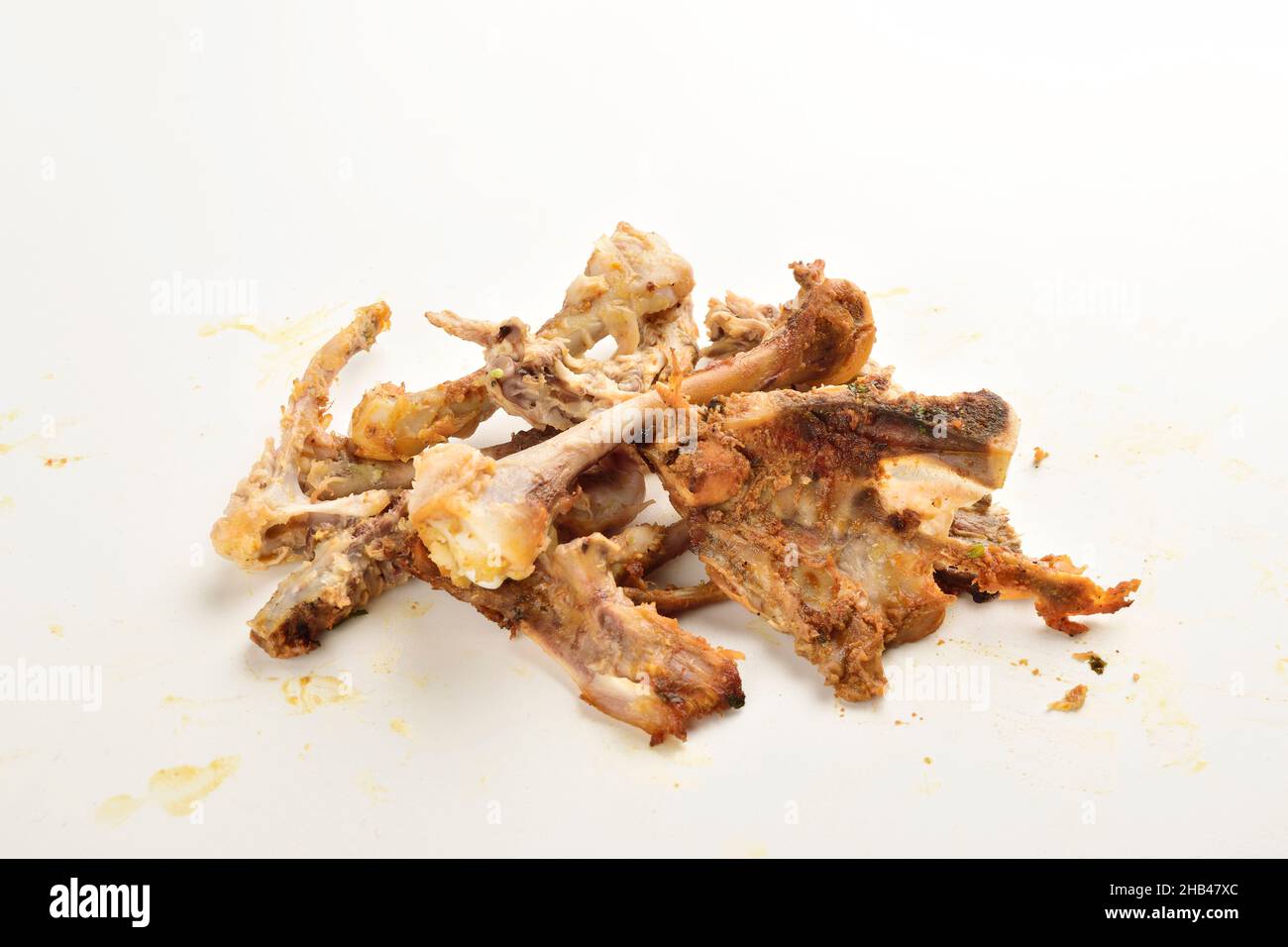 Ossa di pollo di sinistra isolate su sfondo bianco Foto Stock