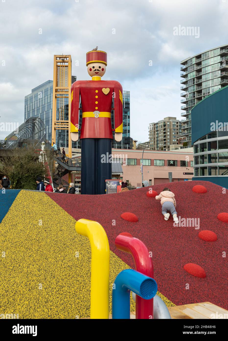 New Westminster Pier Park. Il momumento e il parco giochi Tin Soldier più alto del mondo per i bambini su una passerella vicino al fiume Fraser BC, Canada-Dicembre 5,2021. S Foto Stock