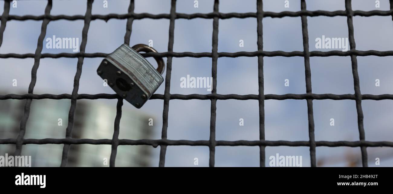 Lucchetti appesi su una fune metallica. Amore serrature sulla recinzione di rete alla brigde a New Wesminster BC. Vista stradale, nessuno, fuoco selettivo, backgro sfocato Foto Stock