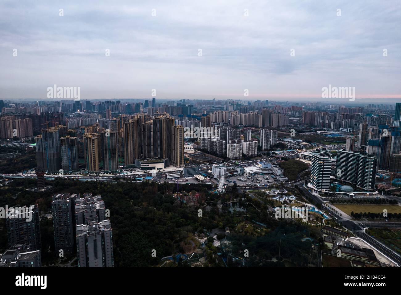 Fotografia aerea del moderno edificio skyline vista notturna di Chengdu, Cina. Foto Stock