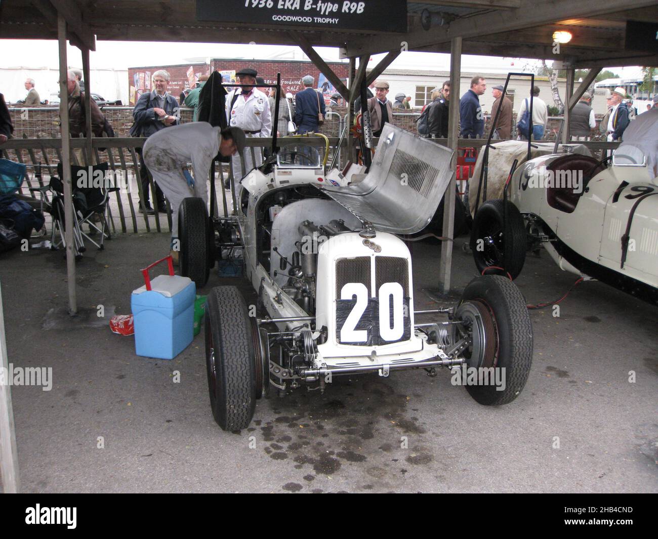 #20 era R9B nel paddock alla gara di Goodwood Revival, 18th settembre 2009, di proprietà di Rainer Ott, per essere guidato da John Ure. Foto Stock