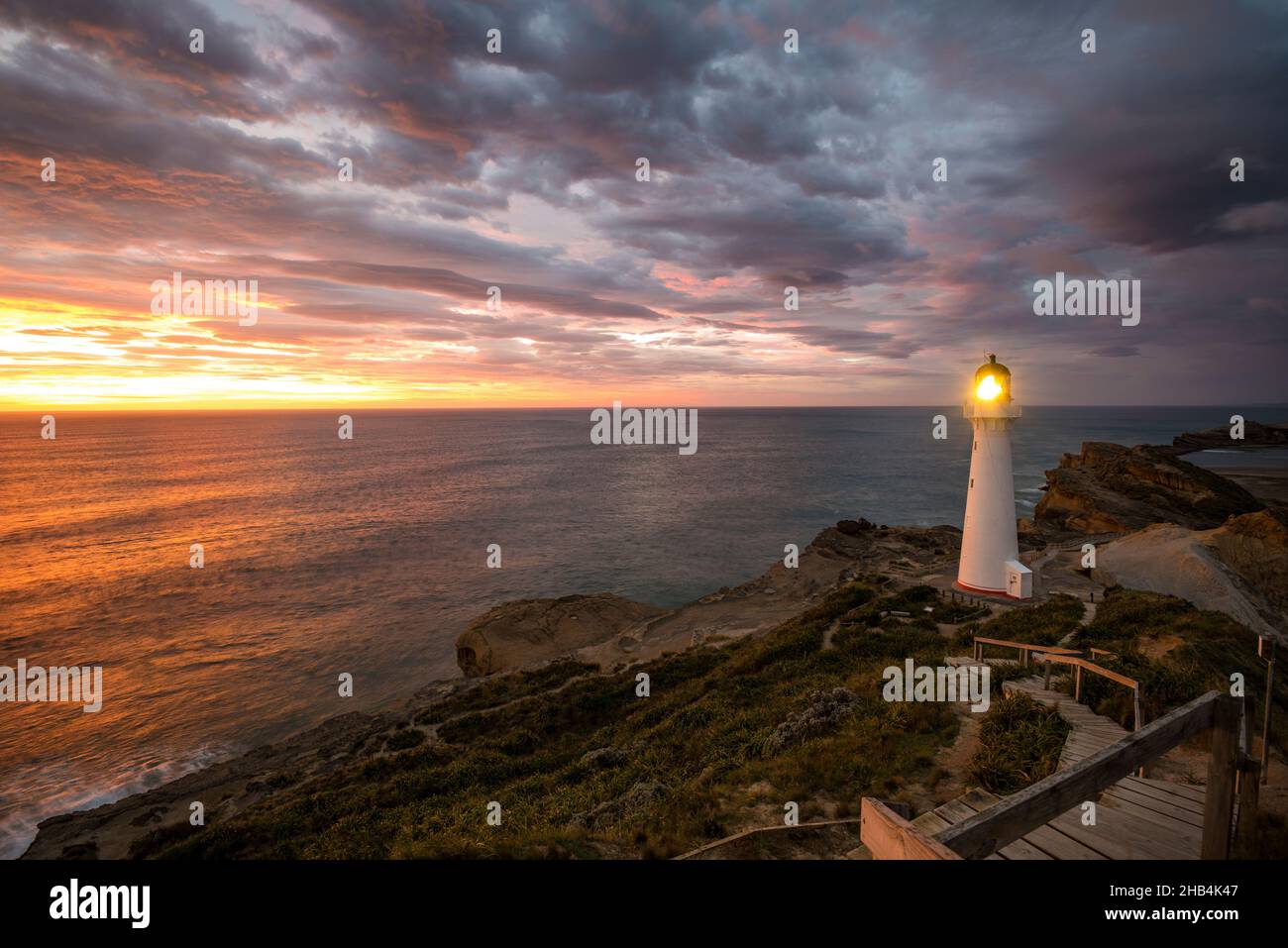 Faro di Castle Point, situato vicino al villaggio di Castlepoint nella regione di Wellington dell'Isola del Nord della Nuova Zelanda Foto Stock