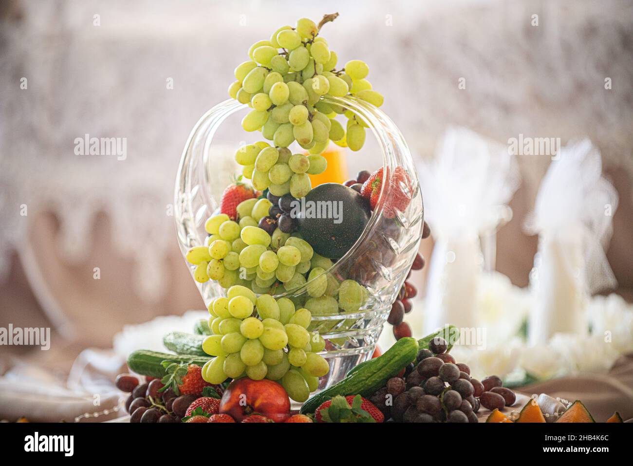 Bellissimo cestino di frutta alla cerimonia nuziale polenesiana Foto Stock