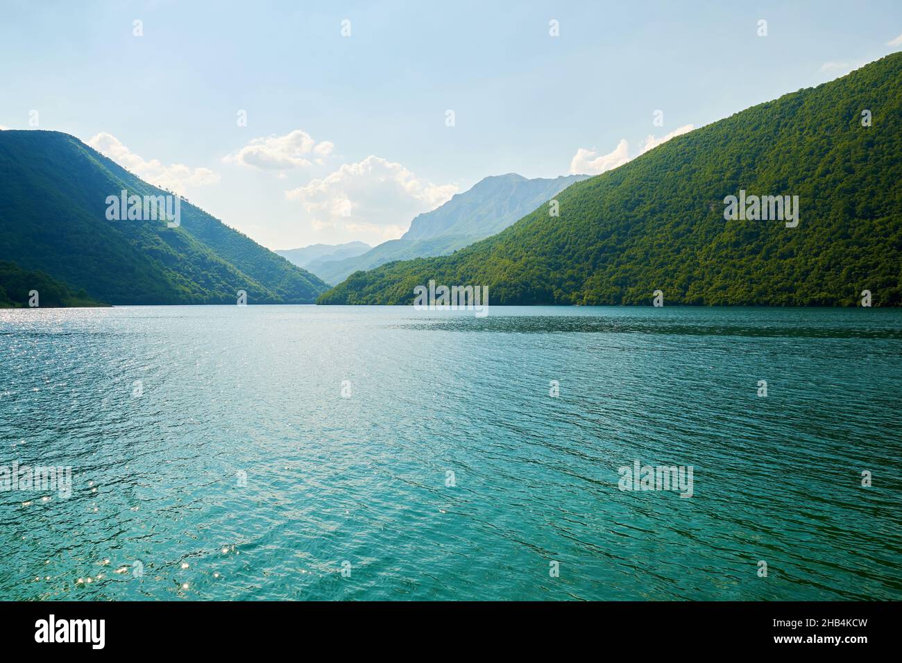Tranquillo lago turchese tra le cime di montagna in Montenegro. Scena natura tranquilla Foto Stock