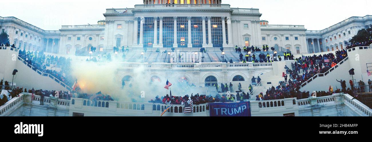 6 Gennaio 2021. Una grande folla di manifestanti a Capitol Hill con 2020 bandiere Donald Trump. US Capitol Building, Washington DC.USA Foto Stock
