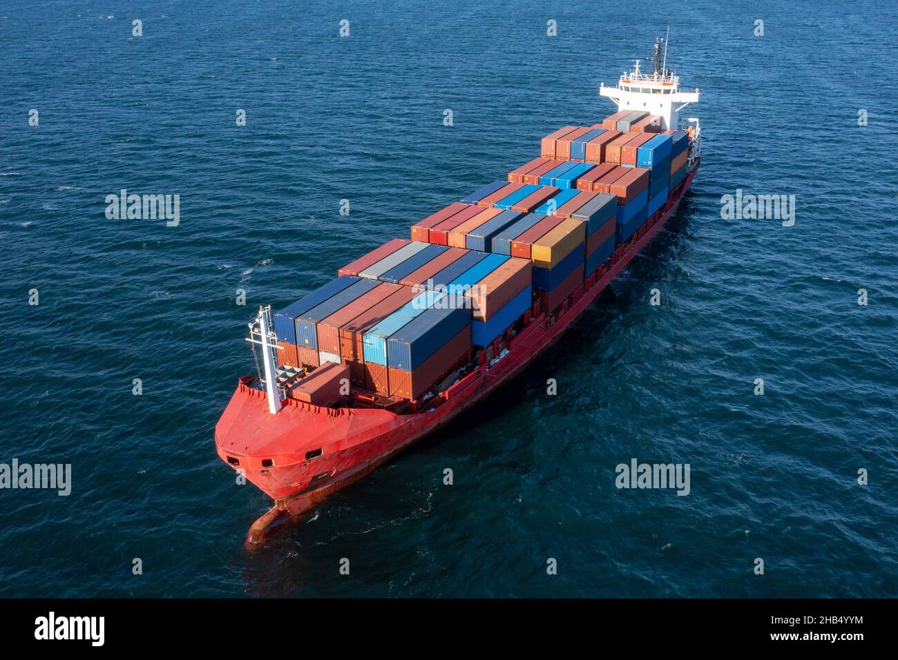 Vista dall'alto di una nave container in mare. Foto Stock