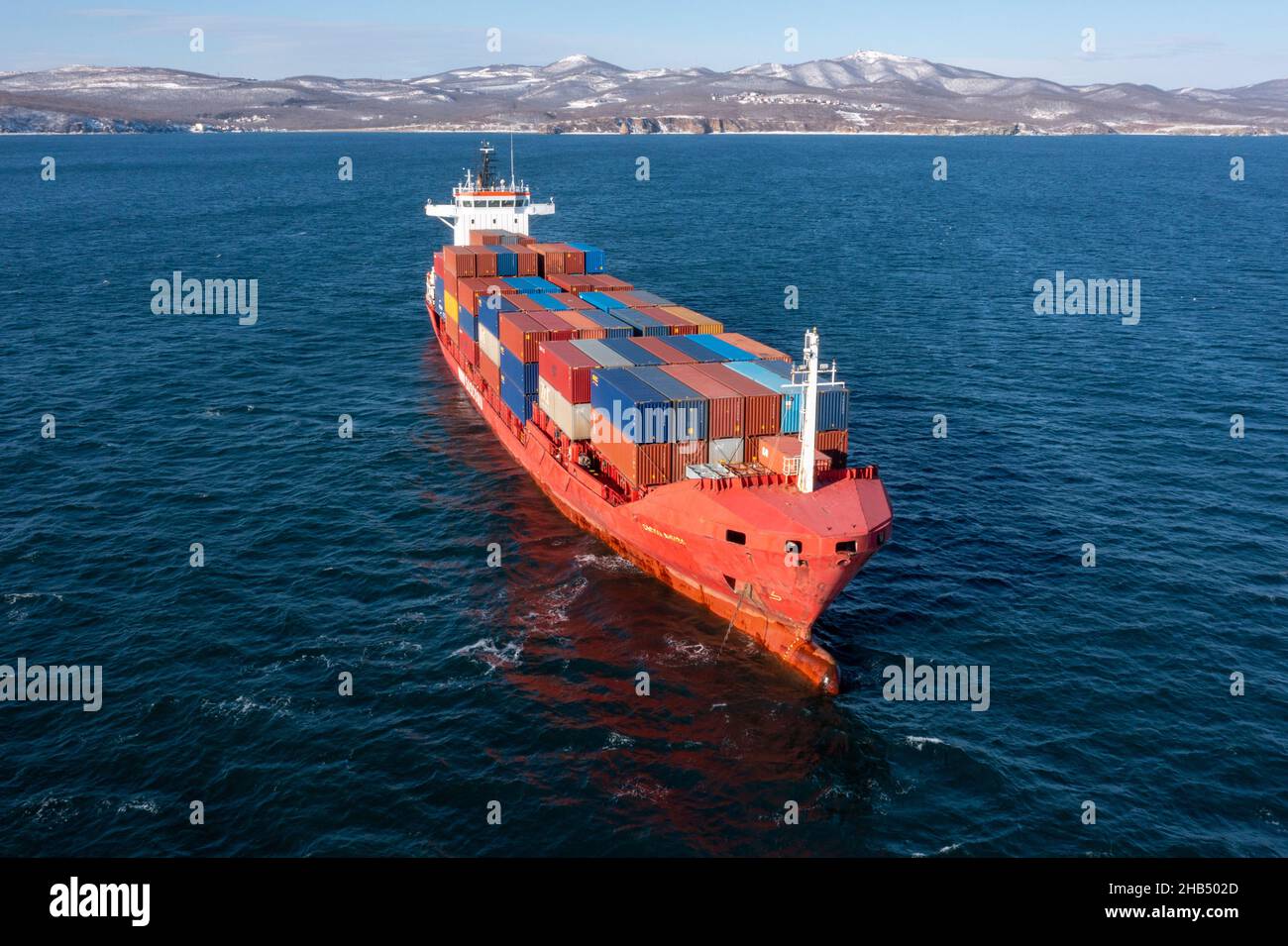 Vladivostok, Russia - 2 dicembre 2021:Vista dall'alto di una nave container in mare. Foto Stock