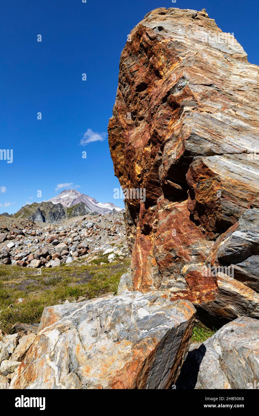 WA20525-00....WASHINGTON - Grande masso con Glacier Peak in lontananza, Glacier Peak Wilderness, Mount Baker Snoqualmie National Forest. Foto Stock