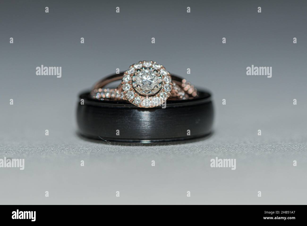 Sposa e sposa gli anelli di nozze di diamante Foto Stock