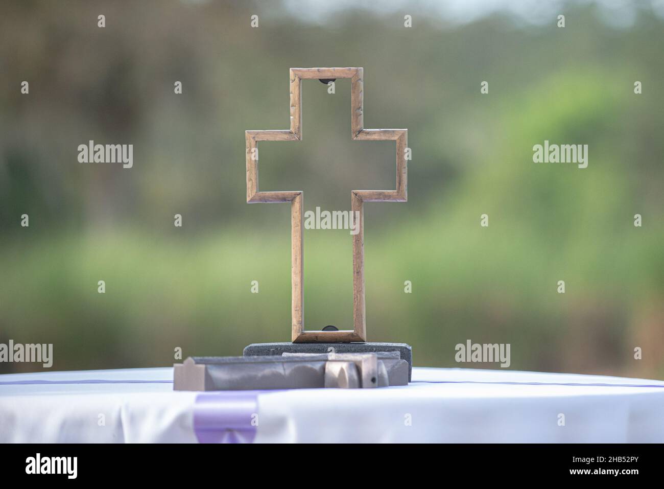 Statua a croce in legno durante la cerimonia nuziale Foto Stock