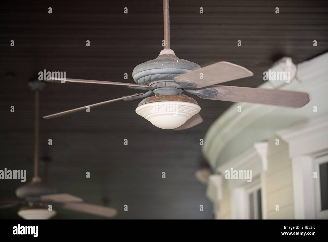 Ventilatore a soffitto vintage appeso sporco Foto Stock