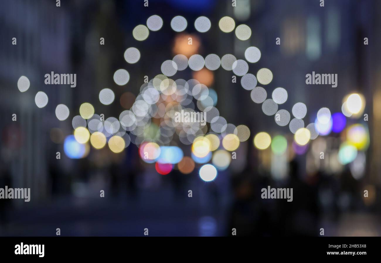 Lipsia, Germania. 15th Dic 2021. Le luci fairy adornano Nikolaistrasse nel centro di Lipsia. A Natale, il Dipartimento dei Trasporti e dei lavori pubblici installa circa 5.300 lampade nelle strade e nei vicoli del centro città, oltre all'illuminazione pubblica. Più della metà di queste lampade sono ora a LED a risparmio energetico. Le ghirlande di luci, le stelle di Herrnhut e altri motivi natalizi creano un'atmosfera festosa. Lungo il Promenadenring ci sono circa 174 fairy luci. Credit: Jan Woitas/dpa-Zentralbild/ZB/dpa/Alamy Live News Foto Stock