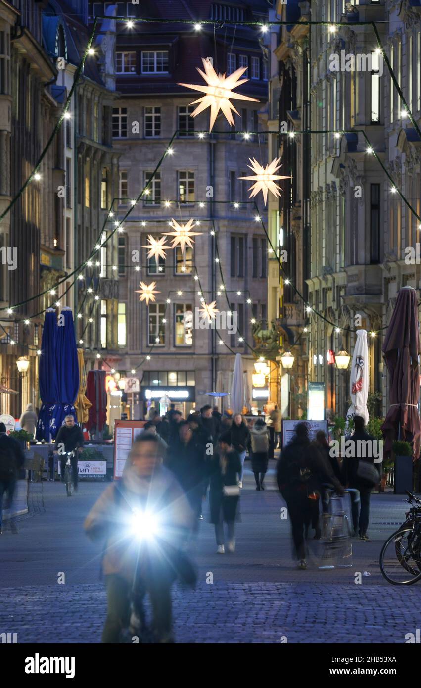 Lipsia, Germania. 15th Dic 2021. Le luci fairy adornano Nikolaistrasse nel centro di Lipsia. A Natale, il Dipartimento dei Trasporti e dei lavori pubblici installa circa 5.300 lampade nelle strade e nei vicoli del centro città, oltre all'illuminazione pubblica. Più della metà di queste lampade sono ora a LED a risparmio energetico. Le ghirlande di luci, le stelle di Herrnhut e altri motivi natalizi creano un'atmosfera festosa. Lungo il Promenadenring ci sono circa 174 fairy luci. Credit: Jan Woitas/dpa-Zentralbild/ZB/dpa/Alamy Live News Foto Stock