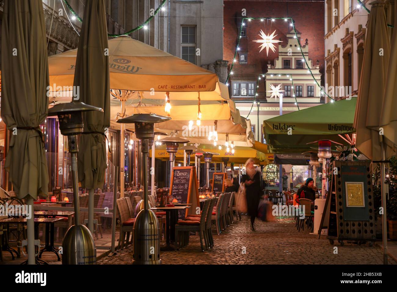 Lipsia, Germania. 15th Dic 2021. Le fiabe illuminano il Barfußgässchen nel centro di Lipsia. A Natale, il Dipartimento dei Trasporti e dei lavori pubblici installa circa 5.300 lampade nelle strade e nei vicoli del centro città, oltre all'illuminazione pubblica. Più della metà di queste lampade sono ora a LED a risparmio energetico. Le ghirlande di luci, le stelle di Herrnhut e altri motivi natalizi creano un'atmosfera festosa. Lungo il Promenadenring ci sono circa 174 fairy luci. Credit: Jan Woitas/dpa-Zentralbild/ZB/dpa/Alamy Live News Foto Stock