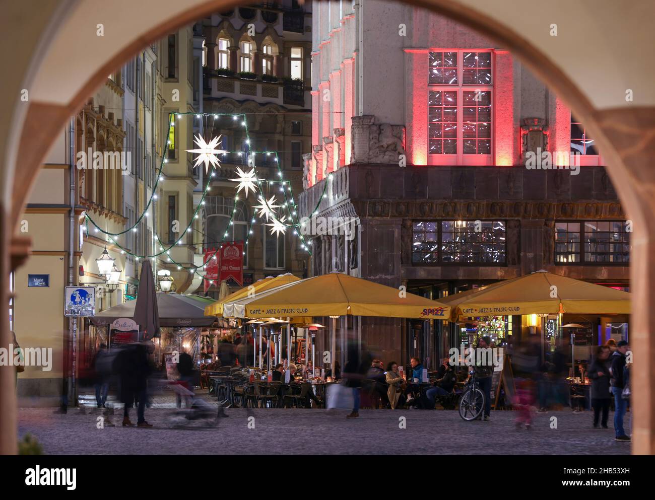 Lipsia, Germania. 15th Dic 2021. Le fiabe illuminano il Barfußgässchen nel centro di Lipsia. A Natale, il Dipartimento dei Trasporti e dei lavori pubblici installa circa 5.300 lampade nelle strade e nei vicoli del centro città, oltre all'illuminazione pubblica. Più della metà di queste lampade sono ora a LED a risparmio energetico. Le ghirlande di luci, le stelle di Herrnhut e altri motivi natalizi creano un'atmosfera festosa. Lungo il Promenadenring ci sono circa 174 fairy luci. Credit: Jan Woitas/dpa-Zentralbild/ZB/dpa/Alamy Live News Foto Stock