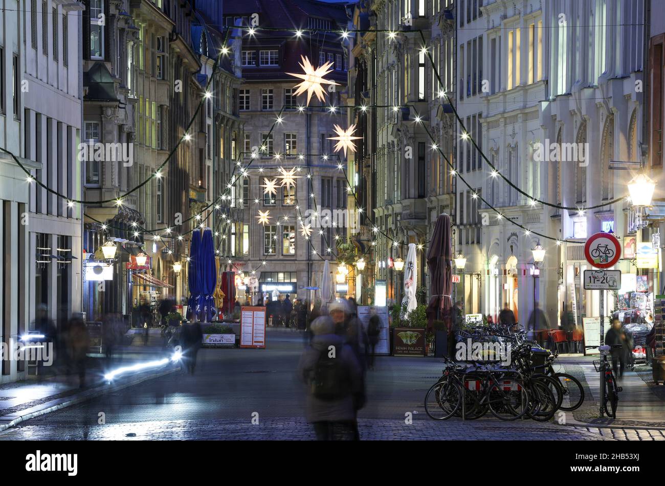 Lipsia, Germania. 15th Dic 2021. Le luci fairy adornano Nikolaistrasse nel centro di Lipsia. A Natale, il Dipartimento dei Trasporti e dei lavori pubblici installa circa 5.300 lampade nelle strade e nei vicoli del centro città, oltre all'illuminazione pubblica. Più della metà di queste lampade sono ora a LED a risparmio energetico. Le ghirlande di luci, le stelle di Herrnhut e altri motivi natalizi creano un'atmosfera festosa. Lungo il Promenadenring ci sono circa 174 fairy luci. Credit: Jan Woitas/dpa-Zentralbild/ZB/dpa/Alamy Live News Foto Stock
