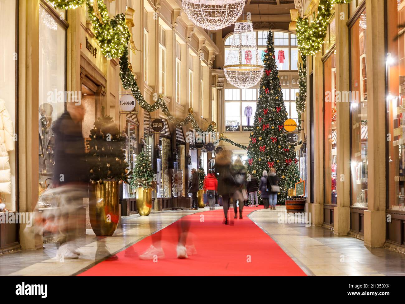 Lipsia, Germania. 15th Dic 2021. Un enorme albero di Natale sorge nel Mädlerpassage, nel centro di Lipsia. A Natale, il Dipartimento dei Trasporti e dei lavori pubblici installa circa 5.300 lampade nelle strade e nei vicoli del centro città, oltre all'illuminazione pubblica. Più della metà di queste lampade sono ora a LED a risparmio energetico. Le ghirlande di luci, le stelle di Herrnhut e altri motivi natalizi creano un'atmosfera festosa. Lungo il Promenadenring ci sono circa 174 fairy luci. Credit: Jan Woitas/dpa-Zentralbild/ZB/dpa/Alamy Live News Foto Stock