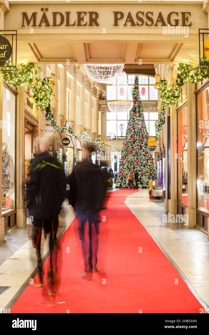 Lipsia, Germania. 15th Dic 2021. Un enorme albero di Natale sorge nel Mädlerpassage, nel centro di Lipsia. A Natale, il Dipartimento dei Trasporti e dei lavori pubblici installa circa 5.300 lampade nelle strade e nei vicoli del centro città, oltre all'illuminazione pubblica. Più della metà di queste lampade sono ora a LED a risparmio energetico. Le ghirlande di luci, le stelle di Herrnhut e altri motivi natalizi creano un'atmosfera festosa. Lungo il Promenadenring ci sono circa 174 fairy luci. Credit: Jan Woitas/dpa-Zentralbild/ZB/dpa/Alamy Live News Foto Stock