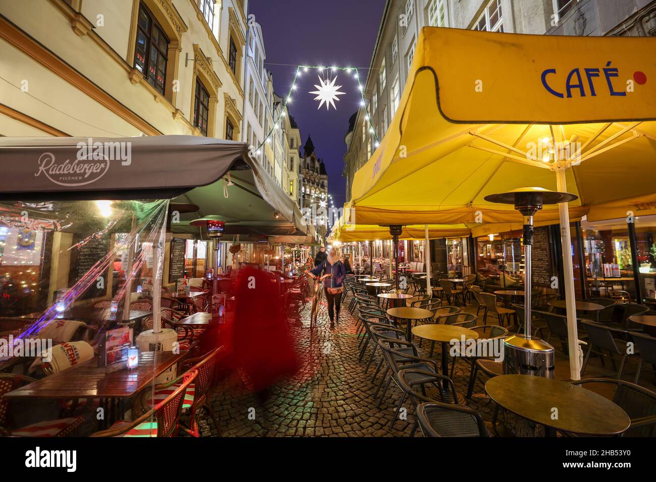 Lipsia, Germania. 15th Dic 2021. Le fiabe illuminano il Barfußgässchen nel centro di Lipsia. A Natale, il Dipartimento dei Trasporti e dei lavori pubblici installa circa 5.300 lampade nelle strade e nei vicoli del centro città, oltre all'illuminazione pubblica. Più della metà di queste lampade sono ora a LED a risparmio energetico. Le ghirlande di luci, le stelle di Herrnhut e altri motivi natalizi creano un'atmosfera festosa. Lungo il Promenadenring ci sono circa 174 fairy luci. Credit: Jan Woitas/dpa-Zentralbild/ZB/dpa/Alamy Live News Foto Stock