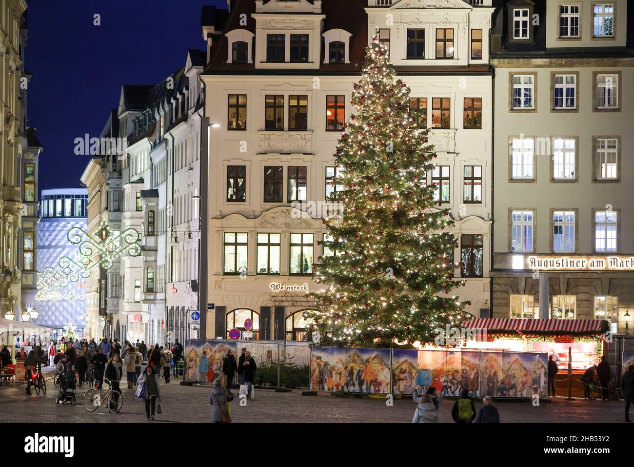 Lipsia, Germania. 15th Dic 2021. L'albero di Natale decorato si trova sulla piazza del mercato, mentre le luci delle fate illuminano Hainstrasse nel centro di Lipsia. A Natale, il Dipartimento dei Trasporti e dei lavori pubblici installa circa 5.300 lampade nelle strade e nei vicoli del centro città, oltre all'illuminazione pubblica. Più della metà di queste lampade sono ora a LED a risparmio energetico. Le ghirlande di luci, le stelle di Herrnhut e altri motivi natalizi creano un'atmosfera festosa. Lungo il Promenadenring ci sono circa 174 fairy luci. Credit: Jan Woitas/dpa-Zentralbild/ZB/dpa/Alamy Live News Foto Stock