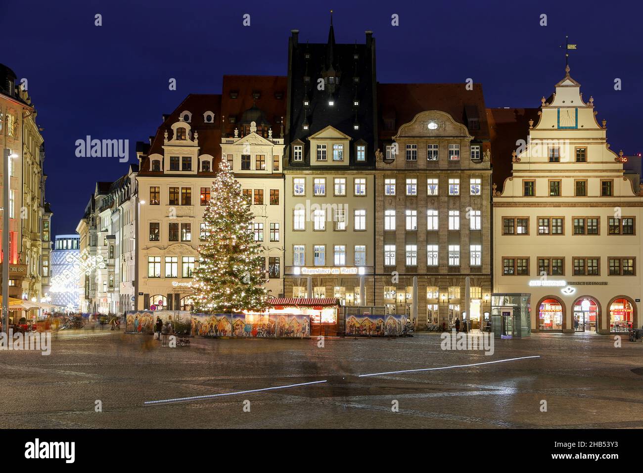 Lipsia, Germania. 15th Dic 2021. L'albero di Natale decorato si trova sulla piazza del mercato, mentre le luci delle fate illuminano Hainstrasse nel centro di Lipsia. A Natale, il Dipartimento dei Trasporti e dei lavori pubblici installa circa 5.300 lampade nelle strade e nei vicoli del centro città, oltre all'illuminazione pubblica. Più della metà di queste lampade sono ora a LED a risparmio energetico. Le ghirlande di luci, le stelle di Herrnhut e altri motivi natalizi creano un'atmosfera festosa. Lungo il Promenadenring ci sono circa 174 fairy luci. Credit: Jan Woitas/dpa-Zentralbild/ZB/dpa/Alamy Live News Foto Stock