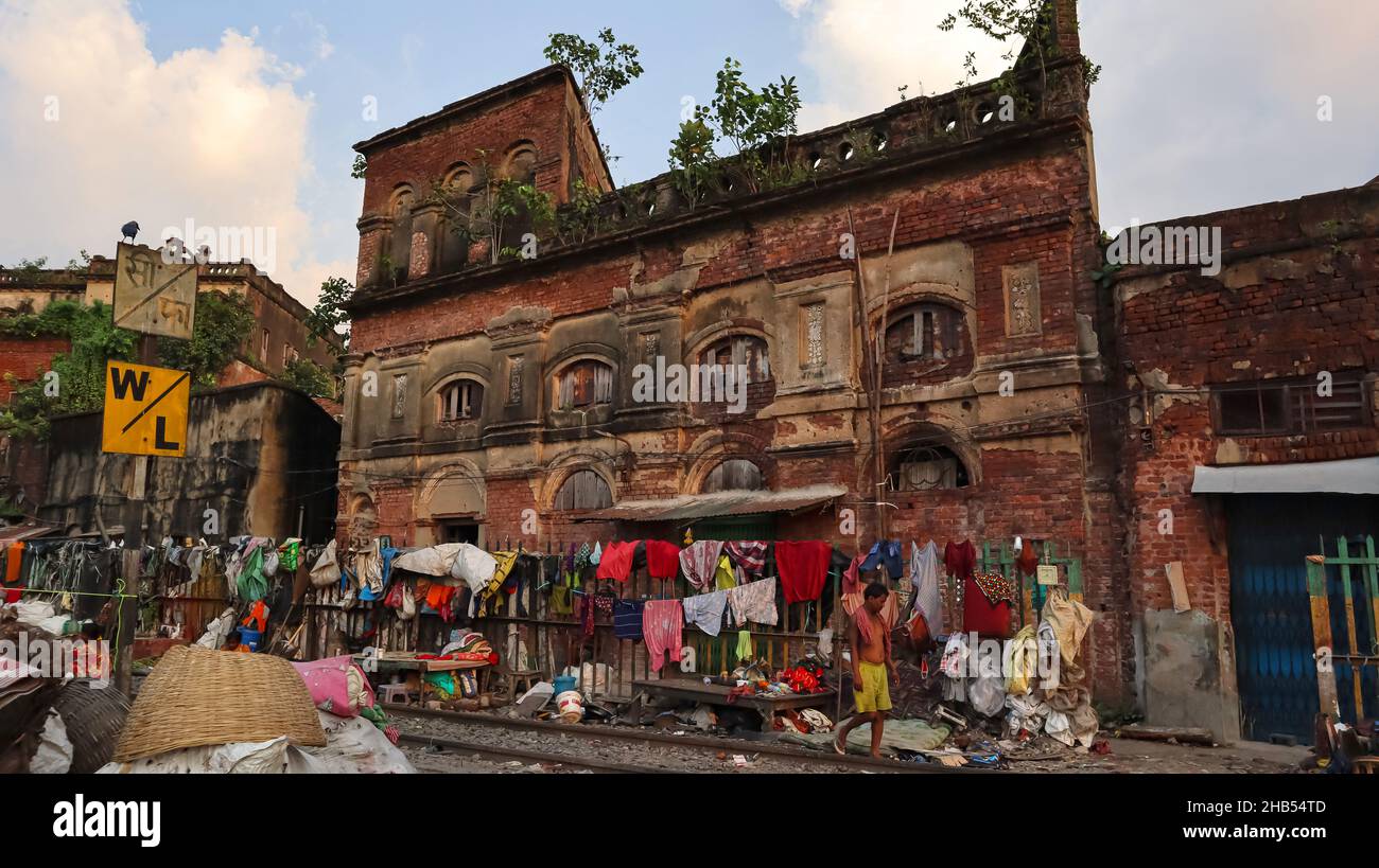 Vecchie case in rovina di sulla strada di Kolkata, Bengala Occidentale, India. Foto Stock