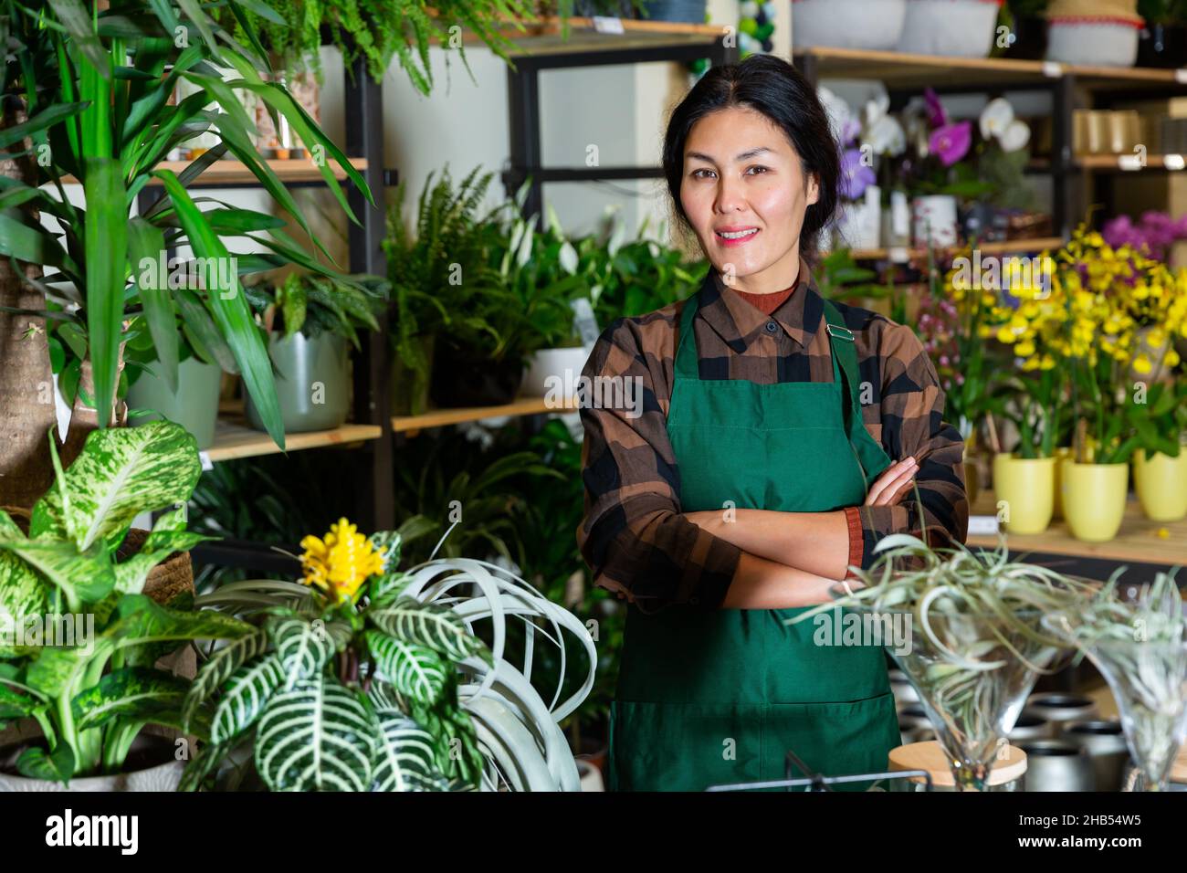 Ritratto di donna asiatica, proprietario negozio di fiori Foto Stock