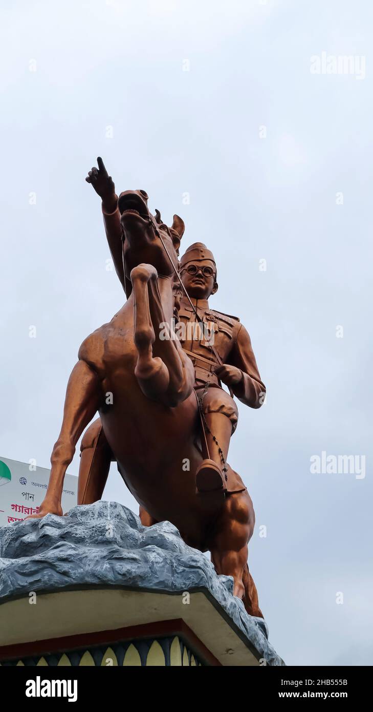 Statua di Netaji Shubhas Chadra Bose vicino al ponte Howrah, Kolkata, Bengala Occidentale, India. Foto Stock