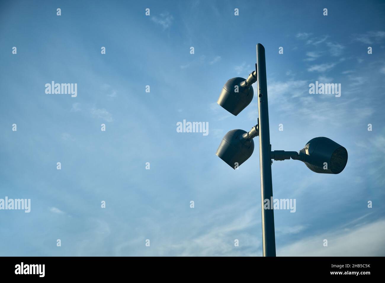 Lampione con tre lanterne di fronte al cielo Foto Stock