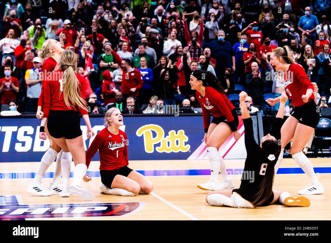 Columbus, Ohio, Stati Uniti. 17th Dic 2021. Il No.10 Huskers festeggia l'avanzamento al campionato su No.3 Pitt alla Nationwide Arena a Columbus Ohio, il 16 dicembre 2021. Il Nebraska ha vinto la partita 3-1. Credit: ZUMA Press, Inc./Alamy Live News Foto Stock