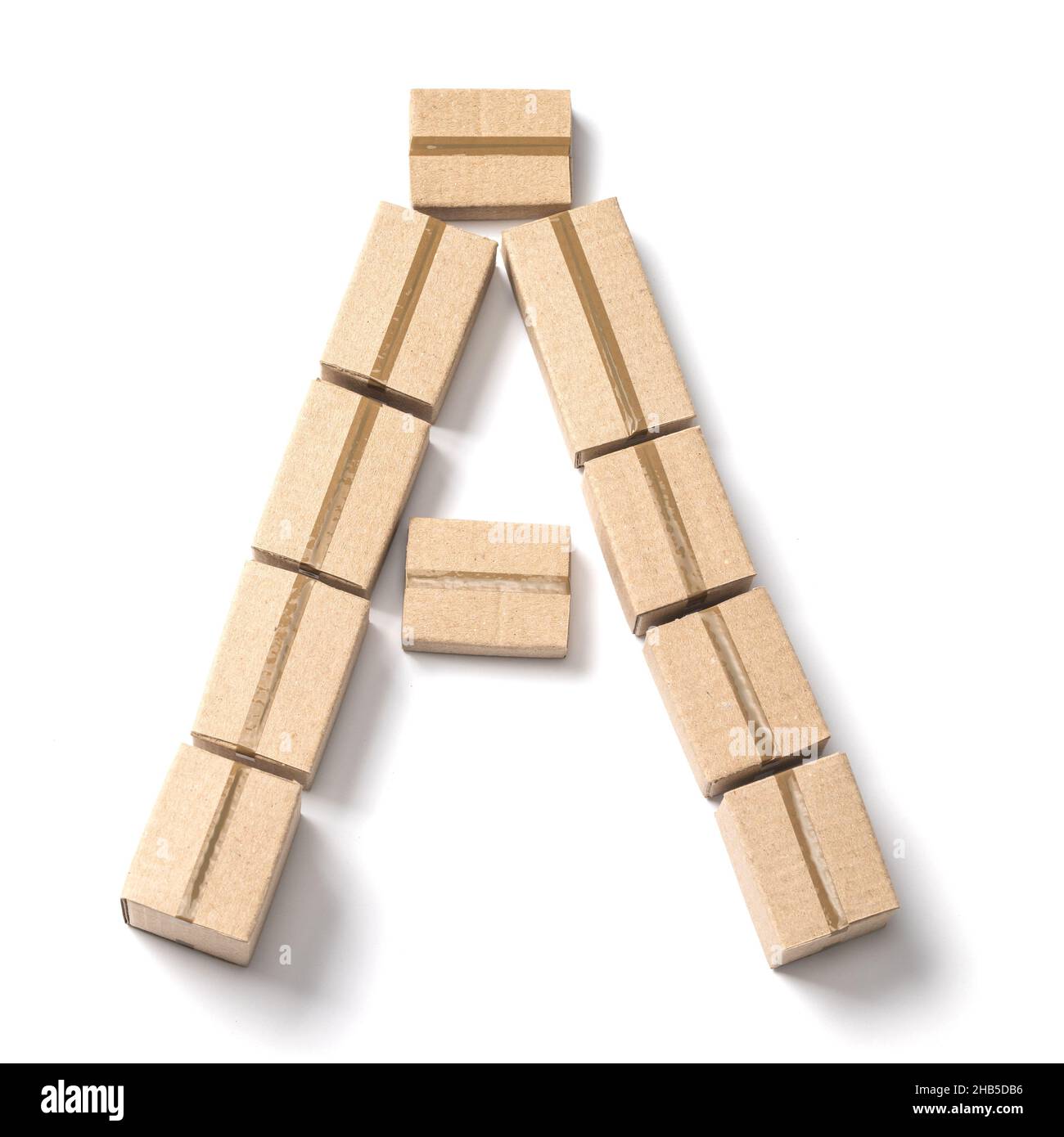 Lettera A. Alphabet da scatole di cartone per la consegna isolate su sfondo bianco. Foto Stock