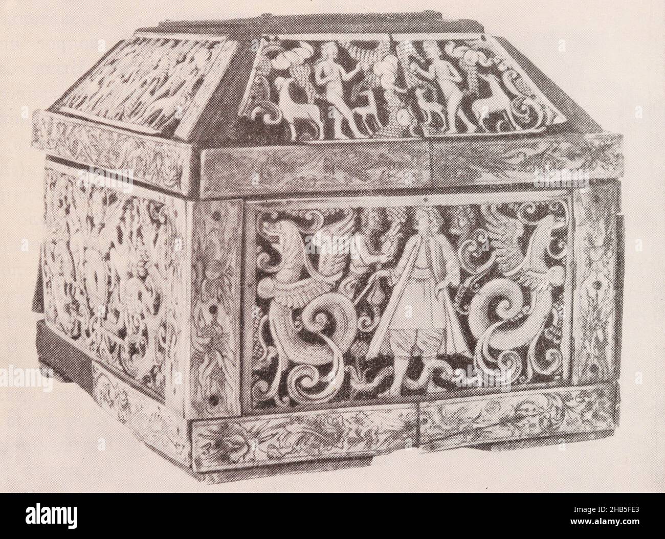 Un petto di osso di tricheco intagliato del 17th secolo. Foto Stock Un petto di osso di tricheco intagliato del 17th secolo. Foto Stock