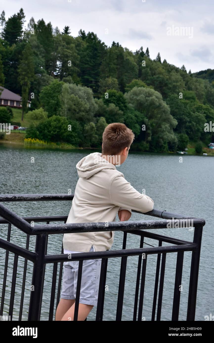 Bieszczady, una vista sul lago artificiale di Solina, un'attrazione turistica polacca in una giornata nuvolosa durante le vacanze. Foto Stock