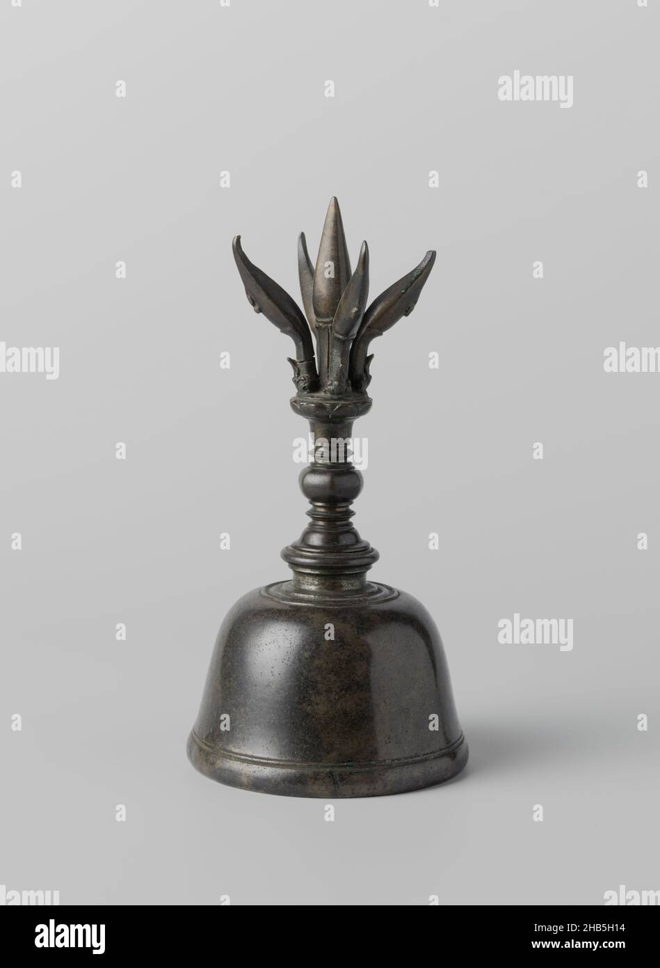 Ghanta, scultura in bronzo di una campana con manico articolato e la parte superiore formata di cuscino di loto su cui è un wajra a cinque punte., braciere: anonimo, Oost-Java, 900 - 1600, bronzo (metallo), altezza 18,5 cm x diametro 9,3 cm Foto Stock