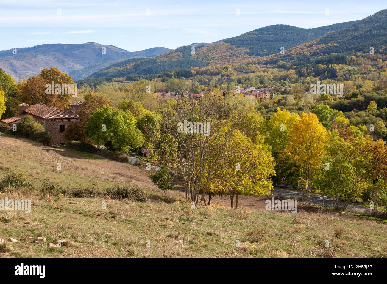 Campagna autunnale paesaggio di montagne, Nuestra Señora de Tres Fuentes, Valgañón, la Rioja, Spagna Foto Stock