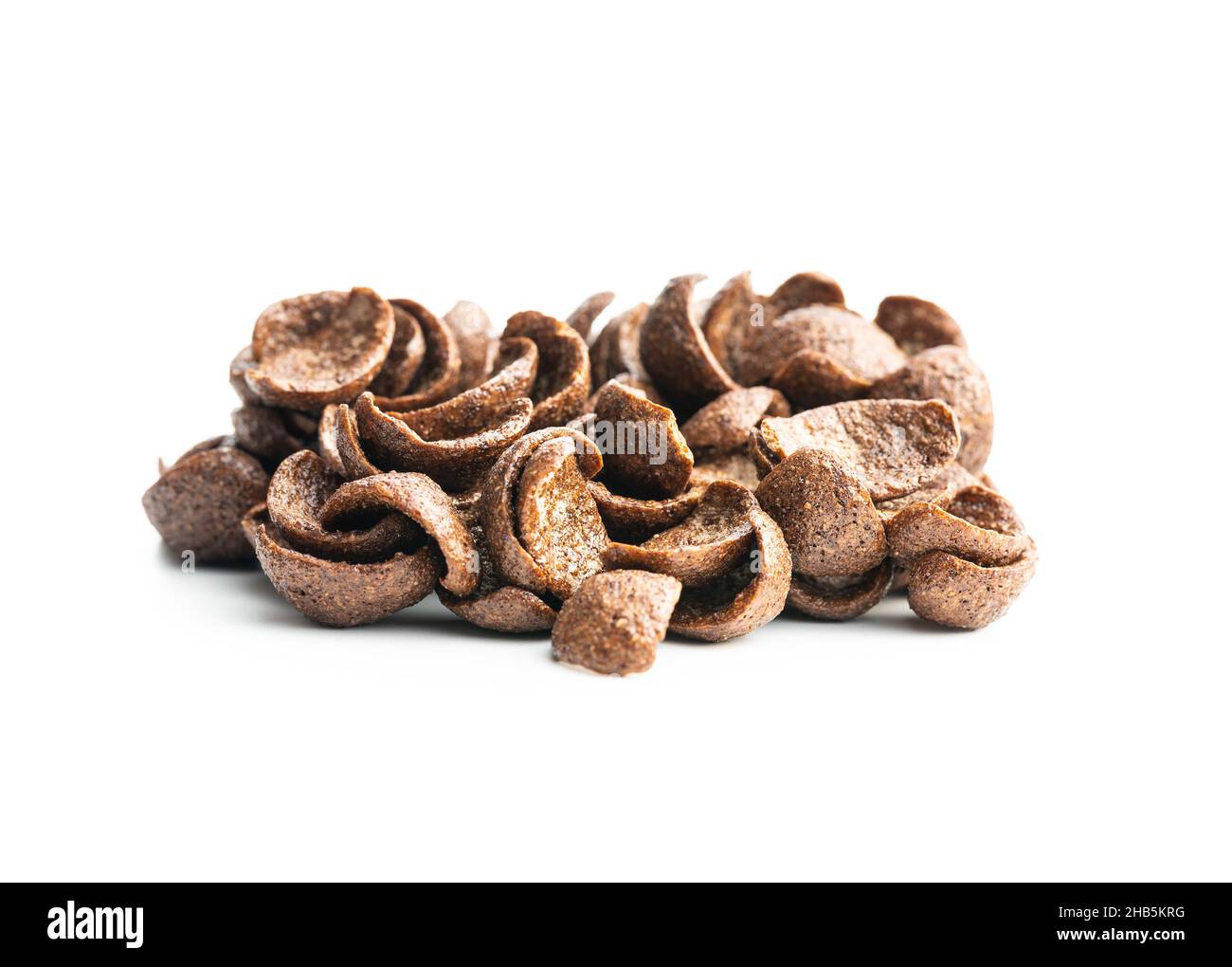 Dolci scaglie di cereali per colazione al cioccolato isolate su sfondo bianco. Foto Stock