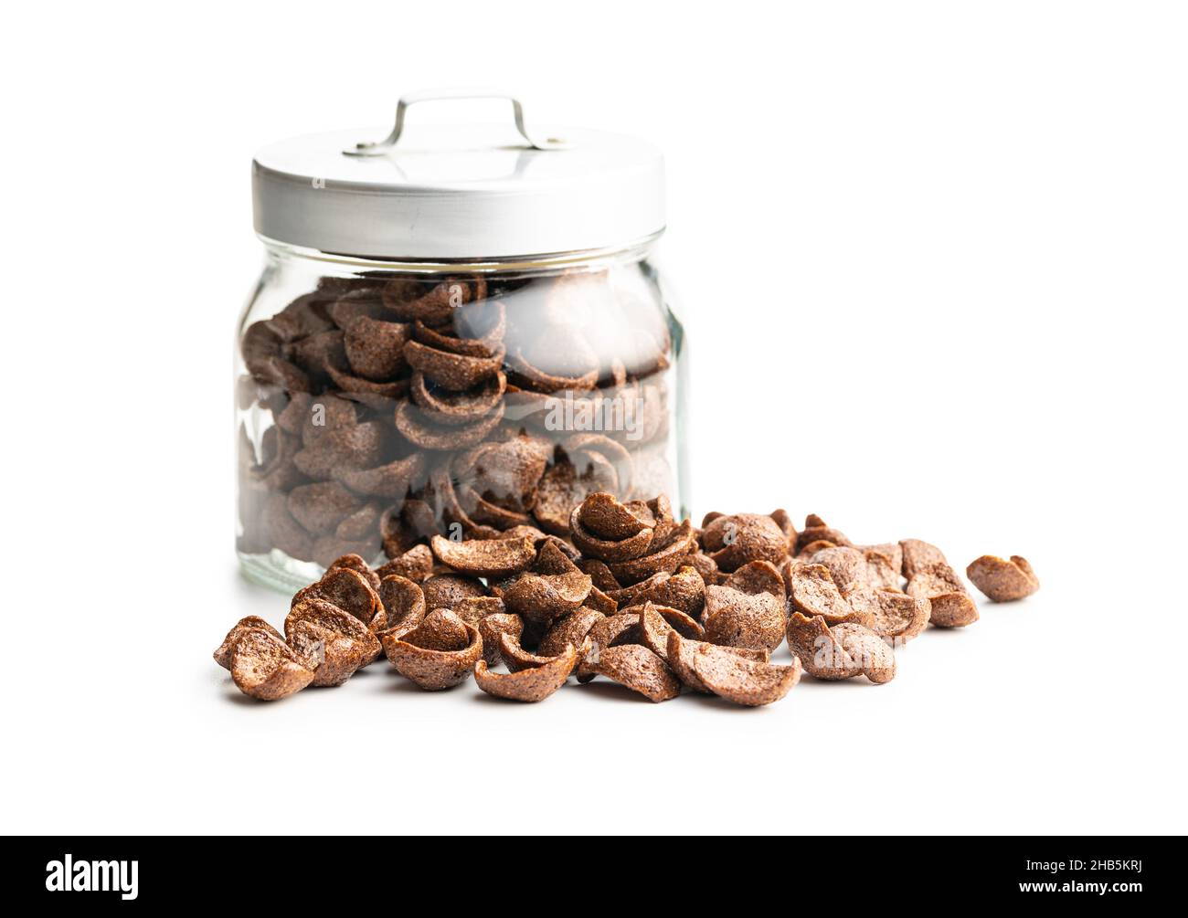 Dolci scaglie di cereali per colazione al cioccolato isolate su sfondo bianco. Foto Stock