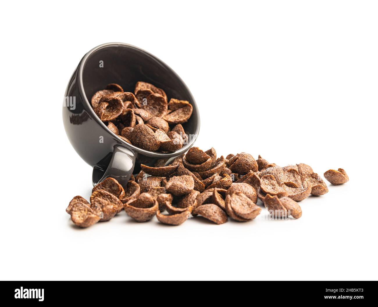 Dolci scaglie di cereali per colazione al cioccolato isolate su sfondo bianco. Foto Stock