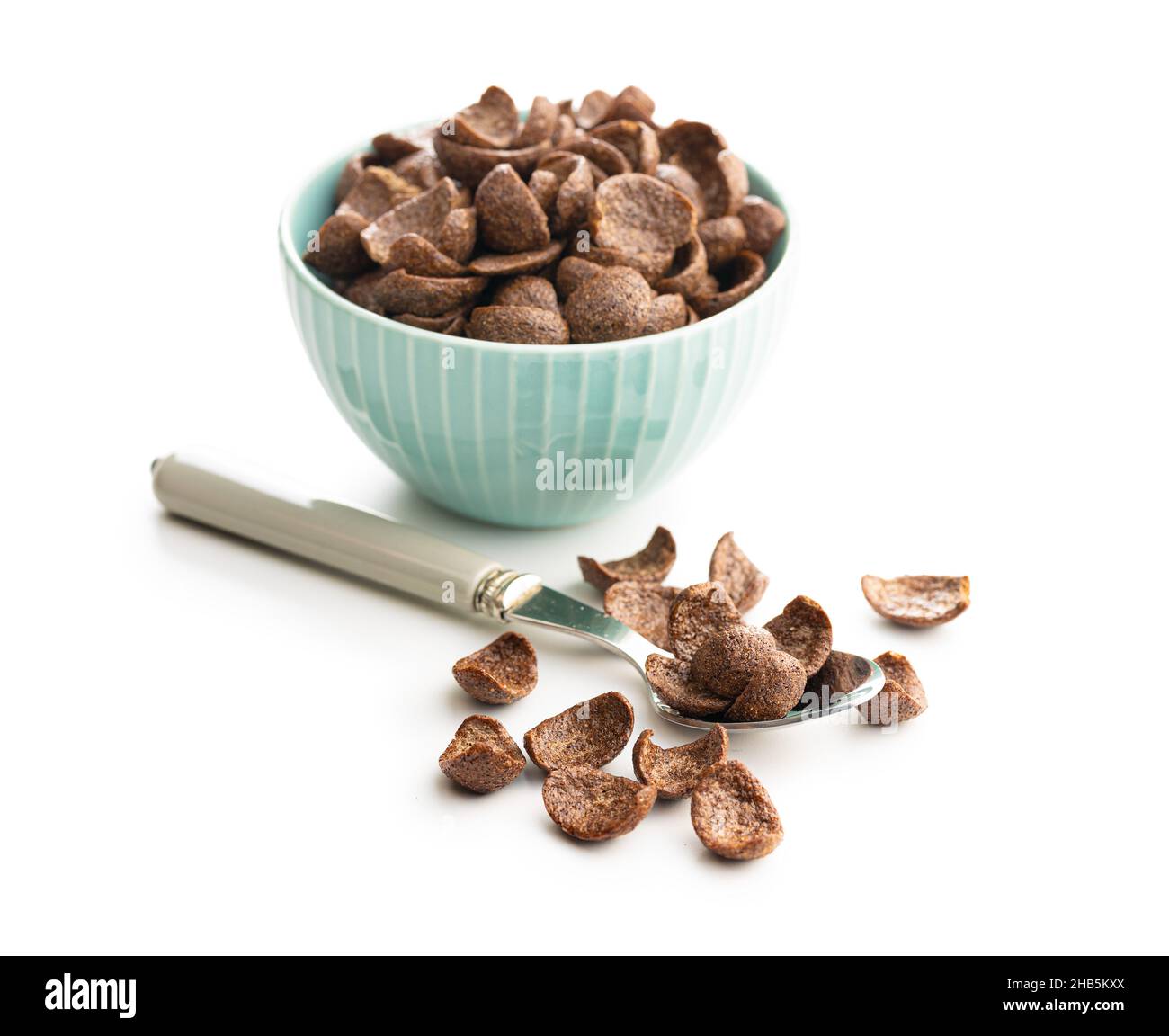 Dolci scaglie di cereali per colazione al cioccolato isolate su sfondo bianco. Foto Stock