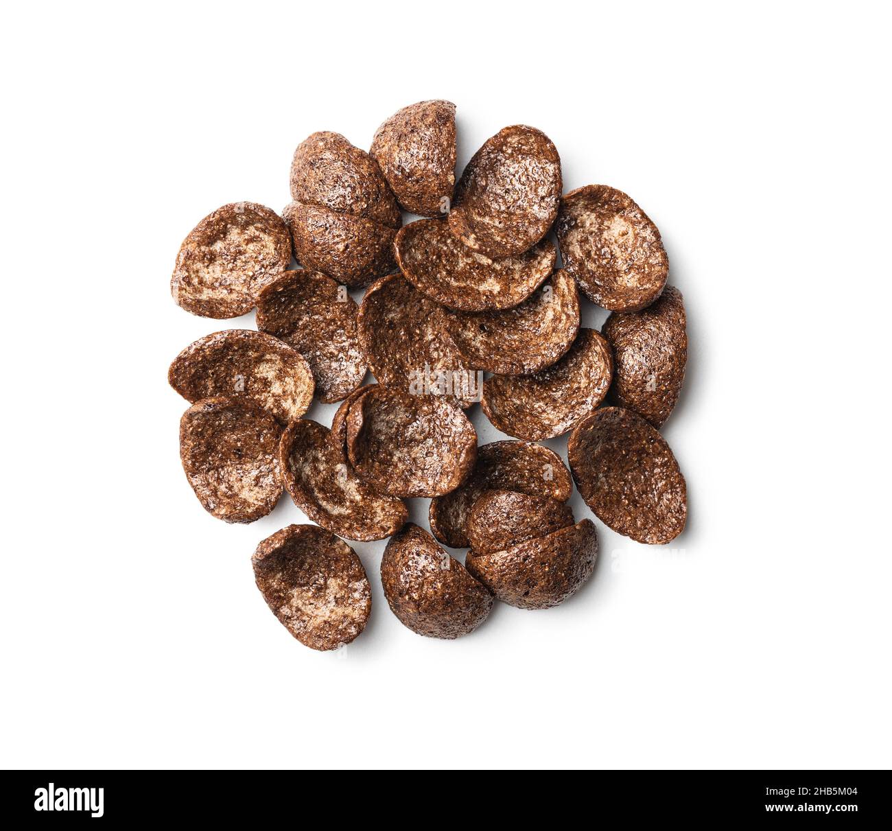 Dolci scaglie di cereali per colazione al cioccolato isolate su sfondo bianco. Foto Stock