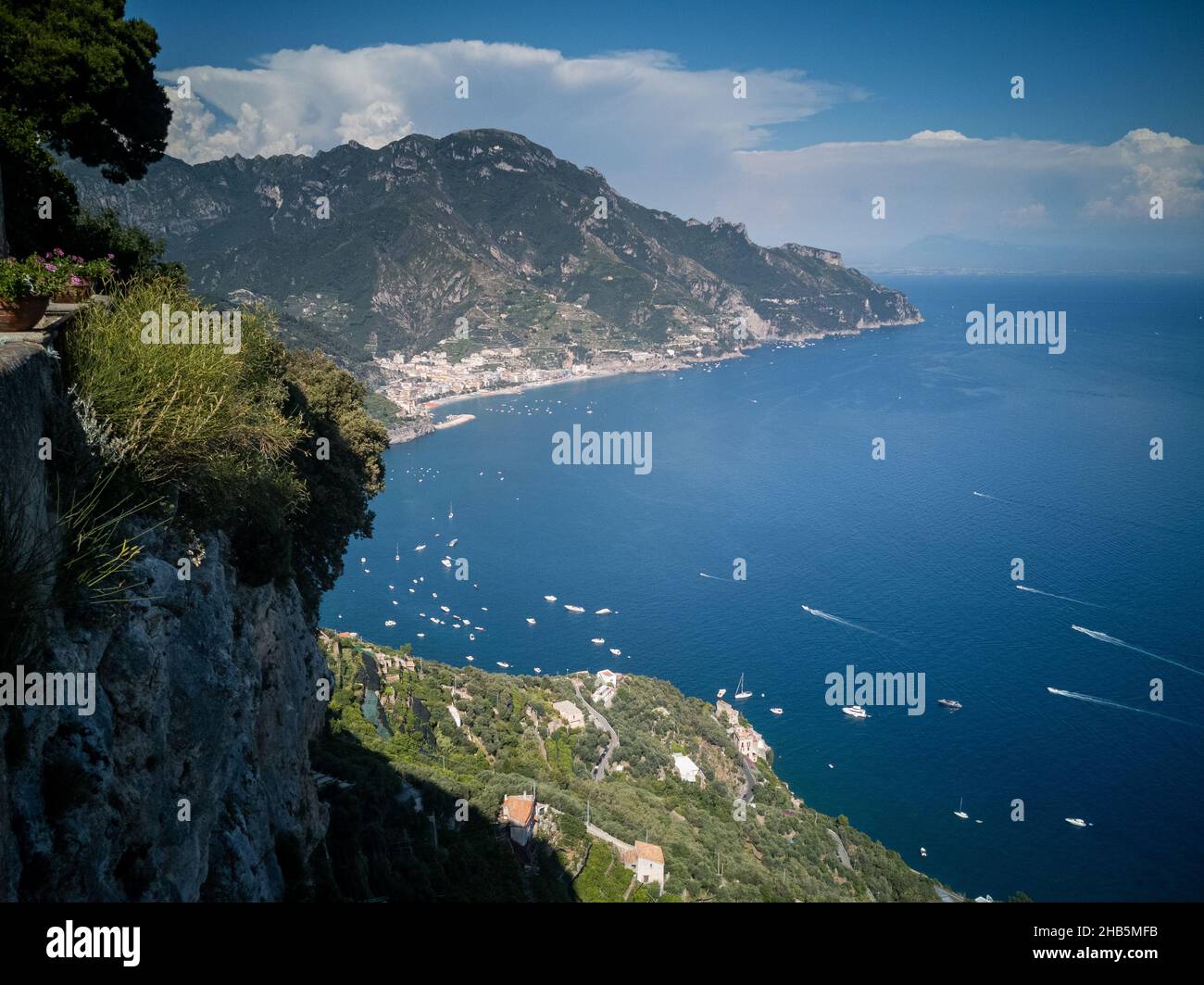 Vista panoramica della famosa Costiera Amalfitana vista dai giardini di Villa Rufolo a Ravello, Campania, Italia Foto Stock