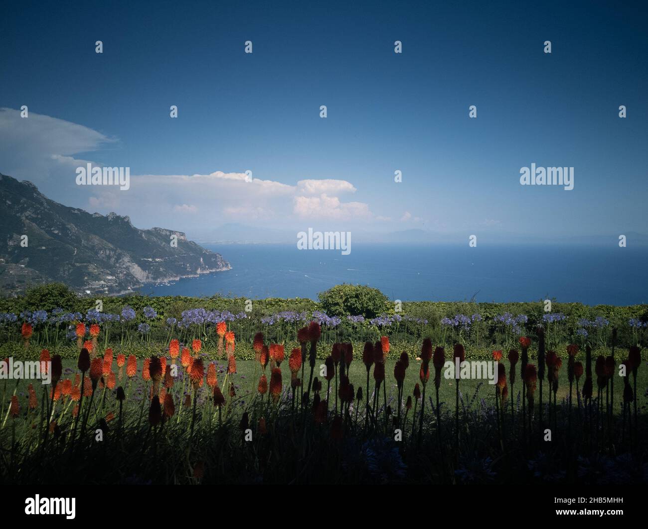 Vista panoramica della famosa Costiera Amalfitana vista dai giardini di Villa Rufolo a Ravello, Campania, Italia Foto Stock