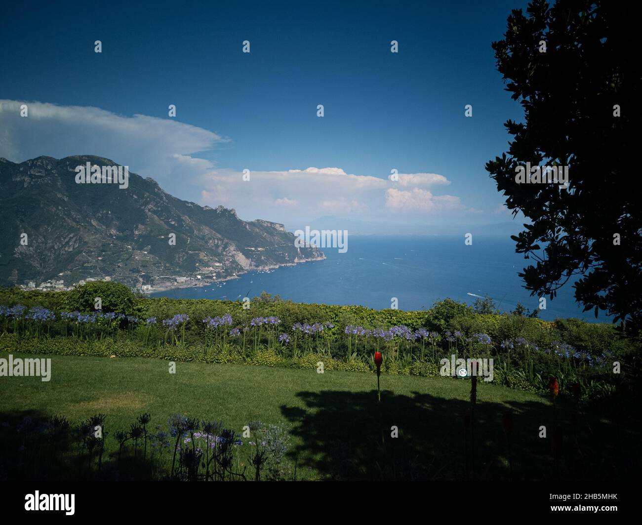 Vista panoramica della famosa Costiera Amalfitana vista dai giardini di Villa Rufolo a Ravello, Campania, Italia Foto Stock