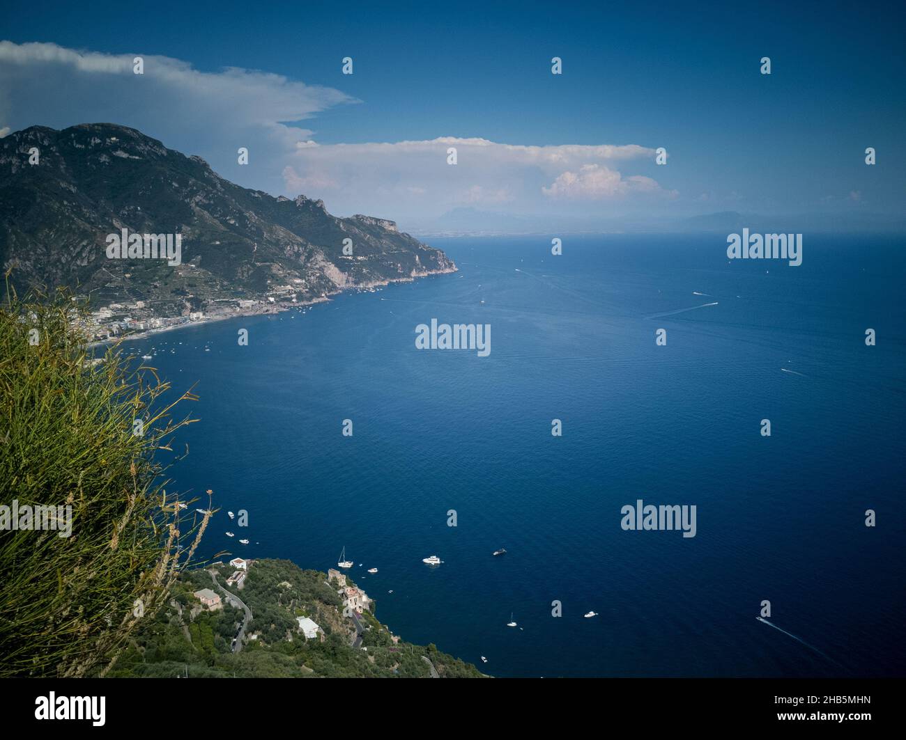 Vista panoramica della famosa Costiera Amalfitana vista dai giardini di Villa Rufolo a Ravello, Campania, Italia Foto Stock