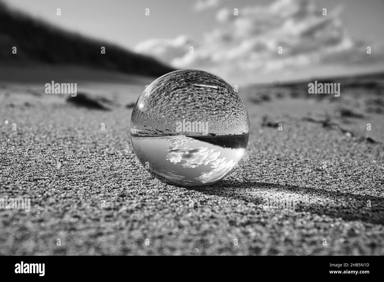 globo di vetro sulla spiaggia del mar baltico. Fotografia in bianco e nero Foto Stock