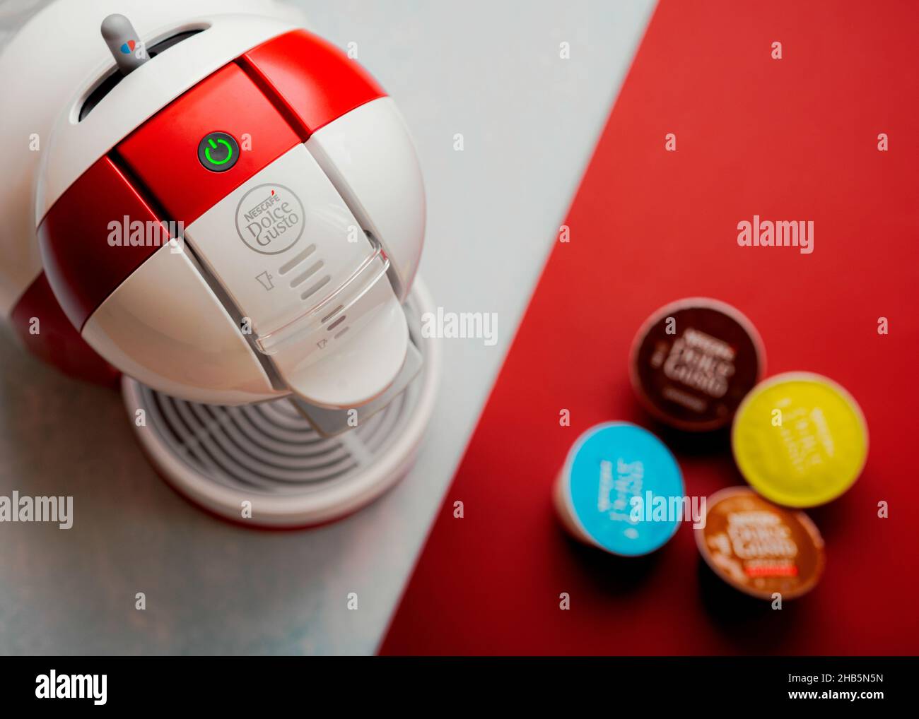 Macchina da caffè Nescafe Dolce gusto Krups di colore rosso su un bancone  della cucina, che utilizza un sistema di capsule di caffè preconfezionate  per preparare la bevanda calda Foto stock 