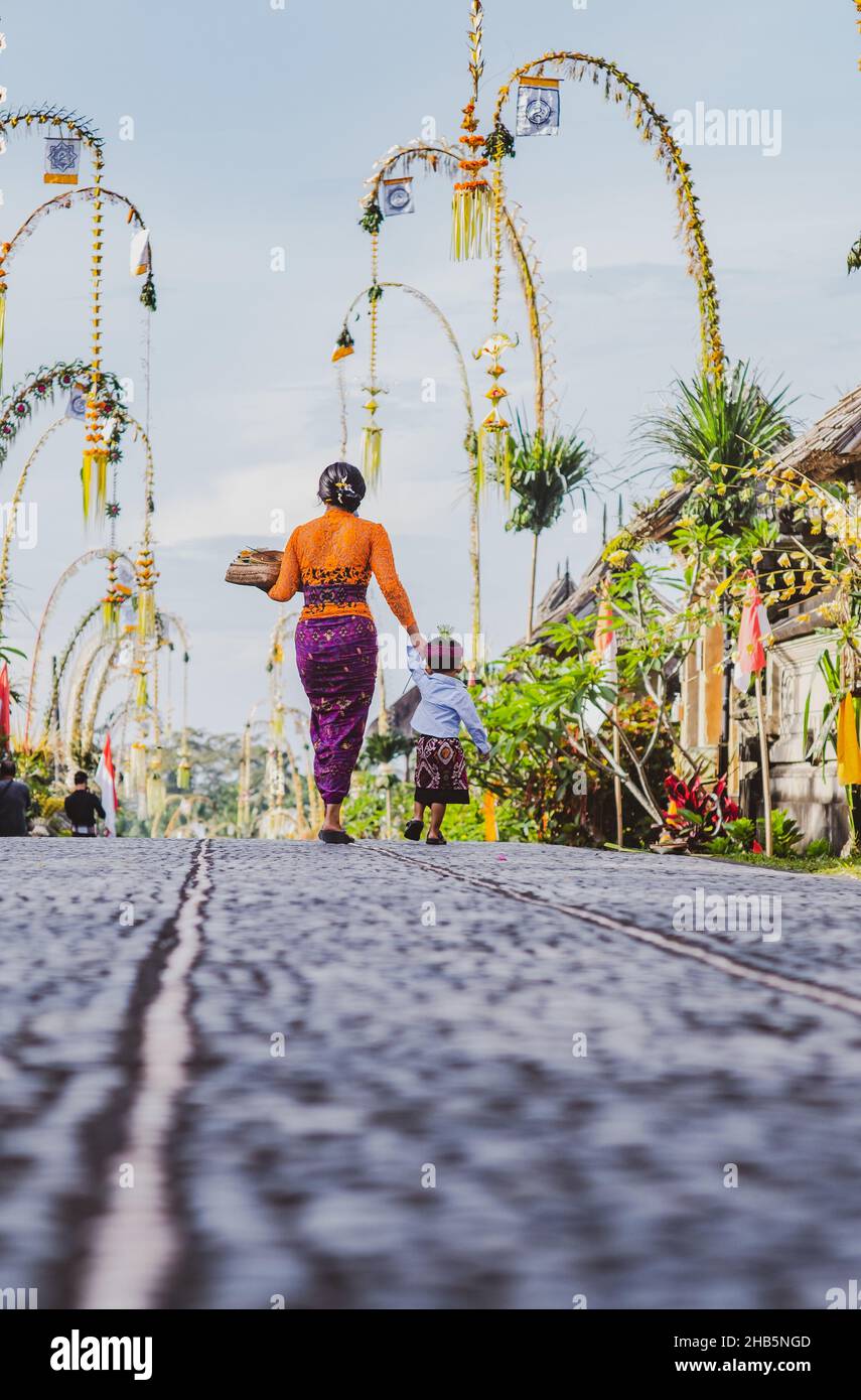 Madre e figlio che vanno al tempio Foto Stock